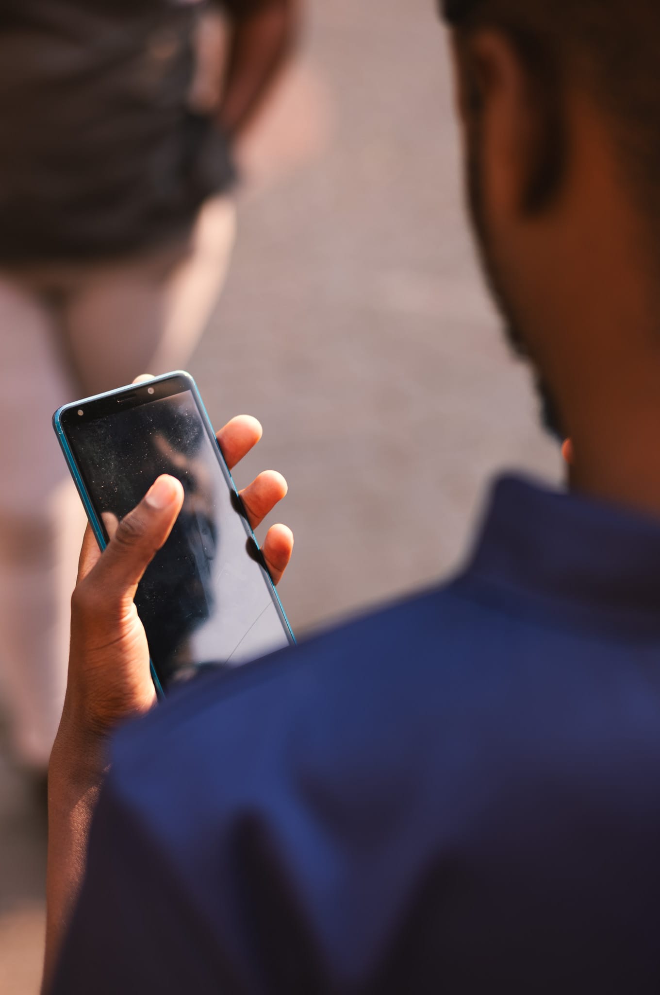 Flickering reflections in a black mirror